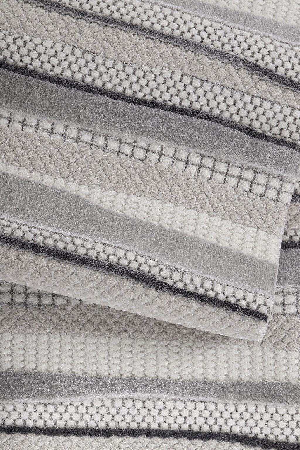 Antrasit gri yumuşak dokulu makine halısı, şeritli ve kabartmalı desenlerle salon ve mutfak için