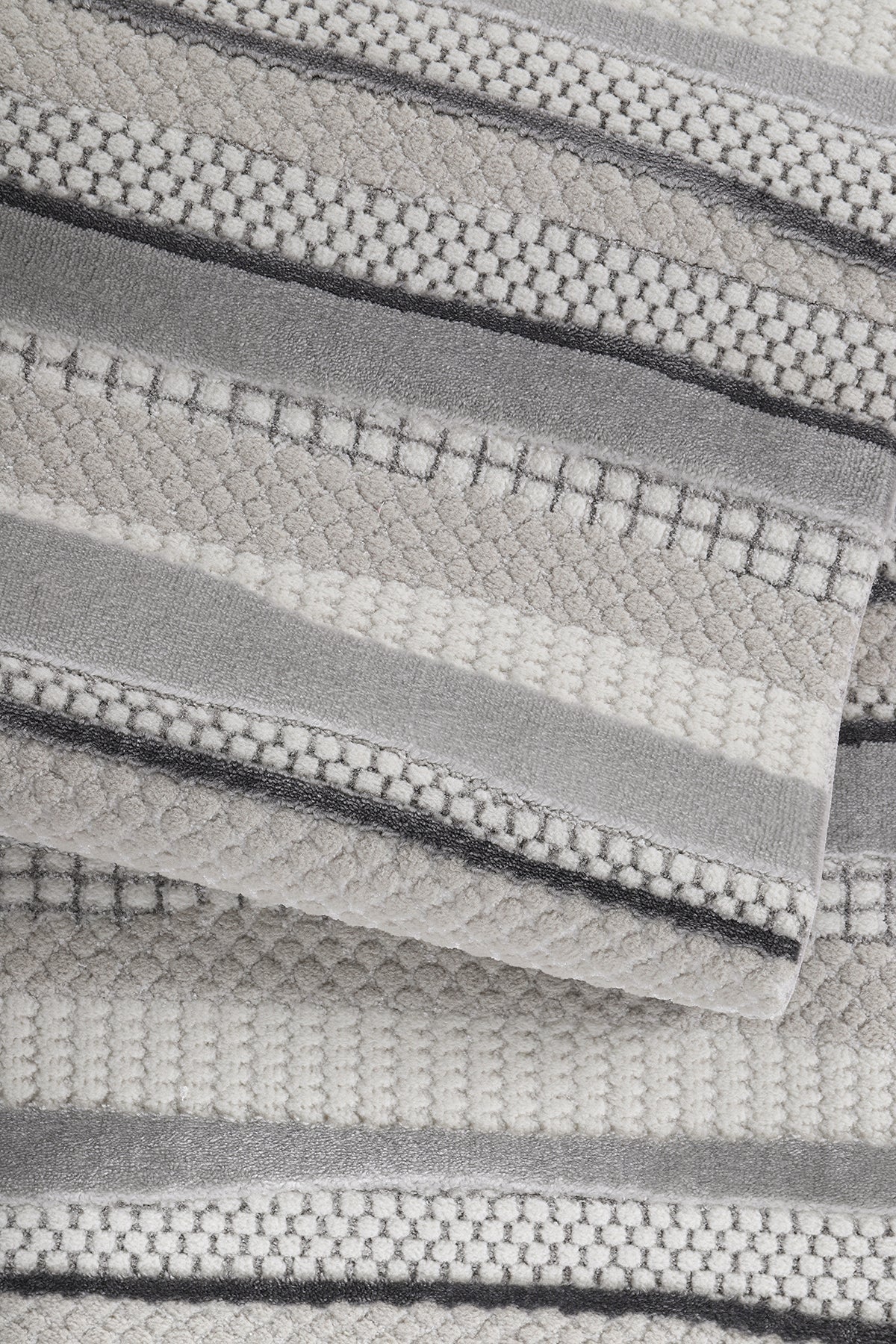 Antrasit gri yumuşak dokulu makine halısı, şeritli ve kabartmalı desenlerle salon ve mutfak için