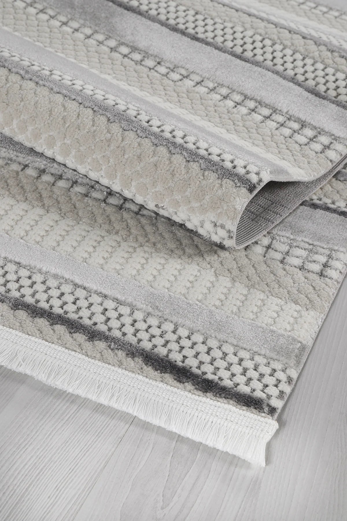 Antrasit gri yumuşak dokulu desenli makine halısı yolluk, açık renk zemin üzerinde