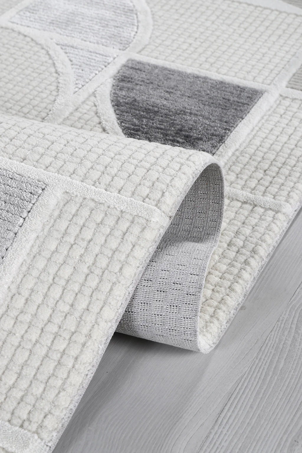 Gri ve beyaz geometrik desenli yumuşak dokulu makine halısı, salon veya koridor için