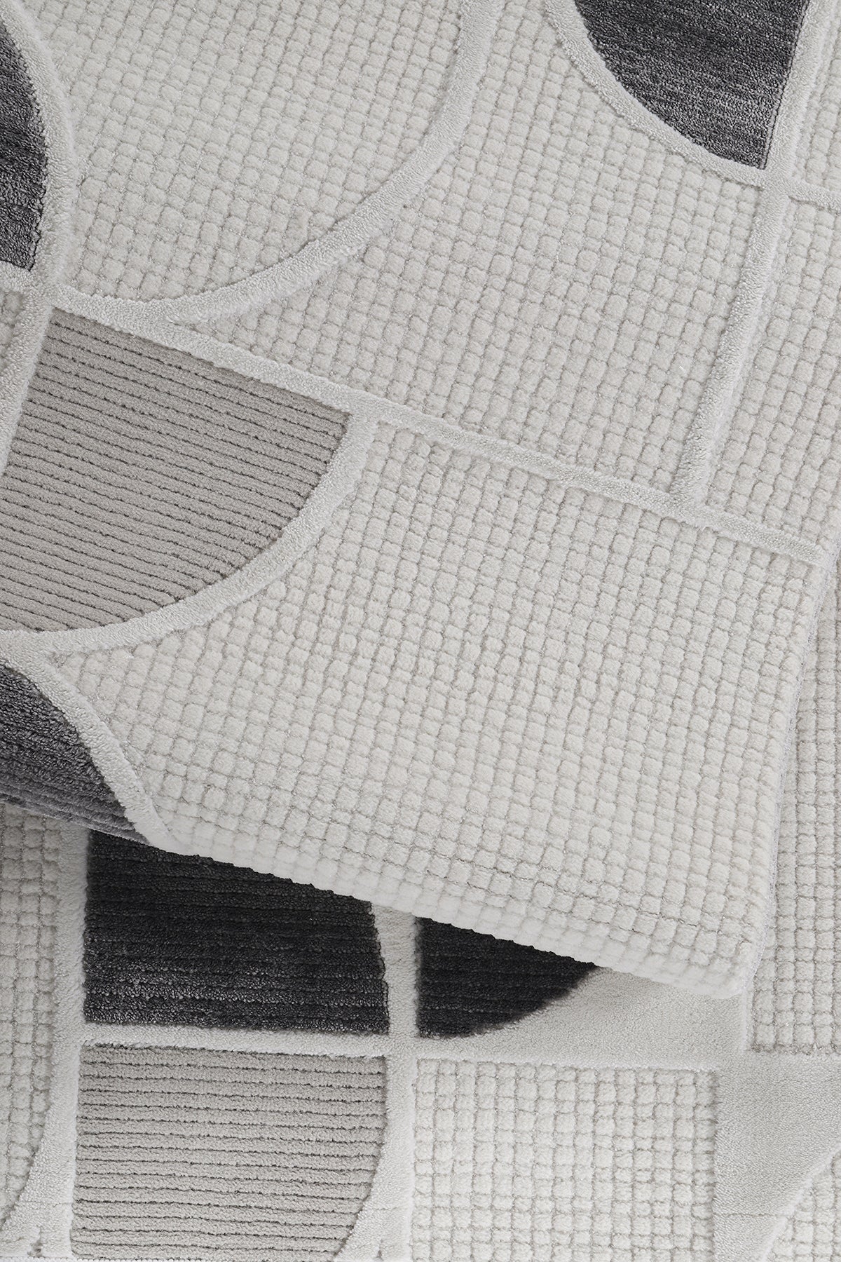 Çok renkli yumuşak dokuya sahip modern geometrik desenli salon ve oturma odası halısı