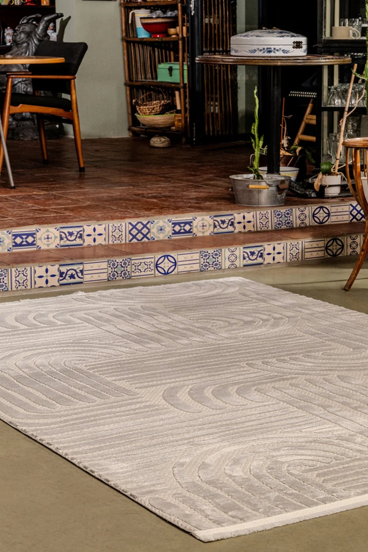 Beyaz desenli yumuşak dokulu modern halı, karo merdiven ve rustik iç mekan dekoru