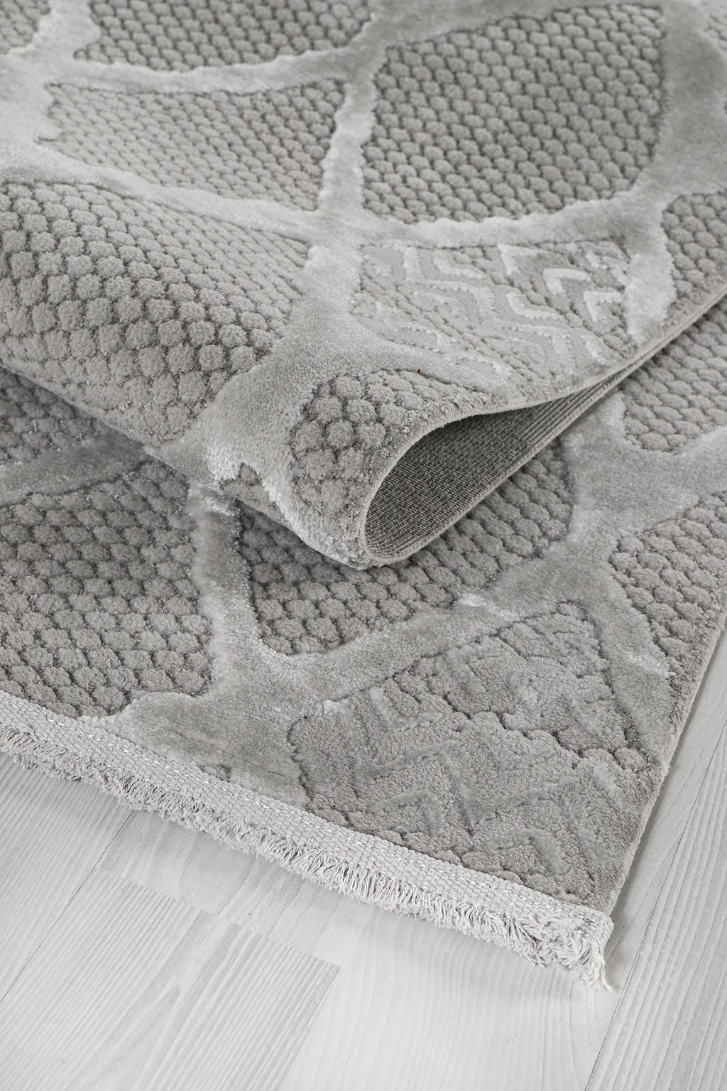 Gri renkli yumuşak dokulu, desenli makine halısı, açık renk ahşap zeminde