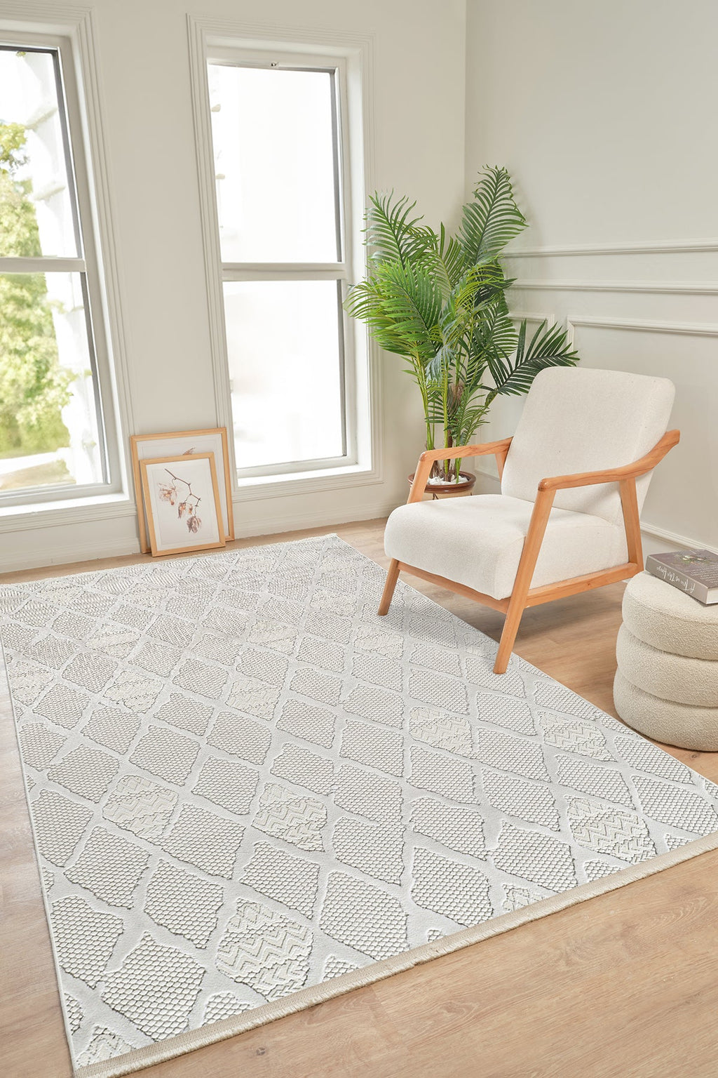 Bej yumuşak dokulu halı, modern ahşap koltuk ve dekoratif salon oturma odası