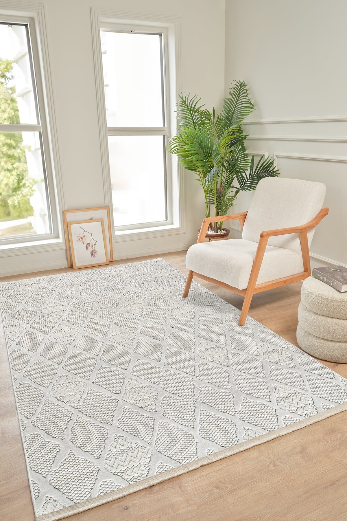 Bej yumuşak dokulu halı, modern ahşap koltuk ve dekoratif salon oturma odası