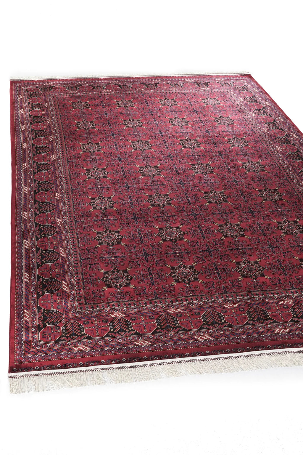 Bordo zeminli, klasik desenli makine halısı, beyaz püsküllü kenar detaylarıyla