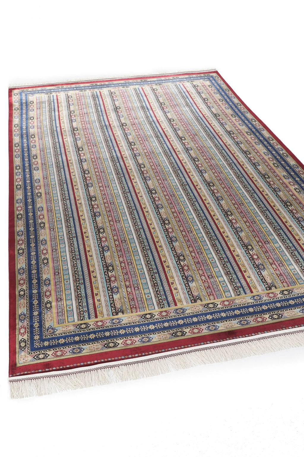 Bordo, mavi ve krem renkli ince desenli makine halısı, püsküllü kenar detaylı