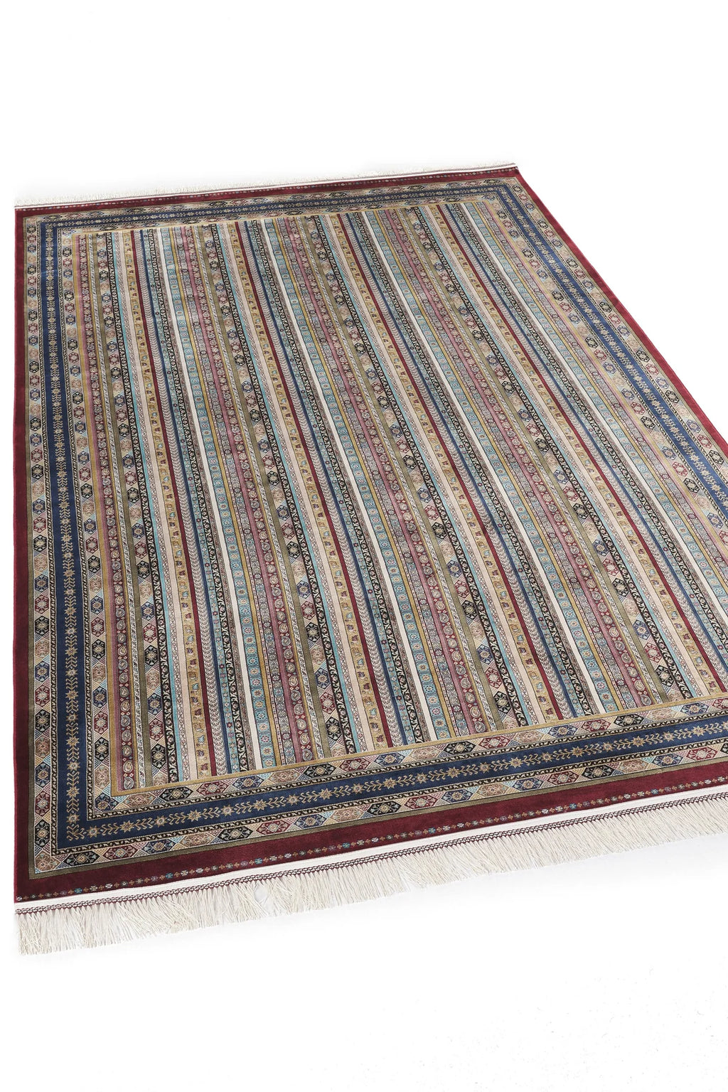 Bordo, mavi ve bej tonlarında çizgili desenli makine halısı, kenarlarında püskül detaylı