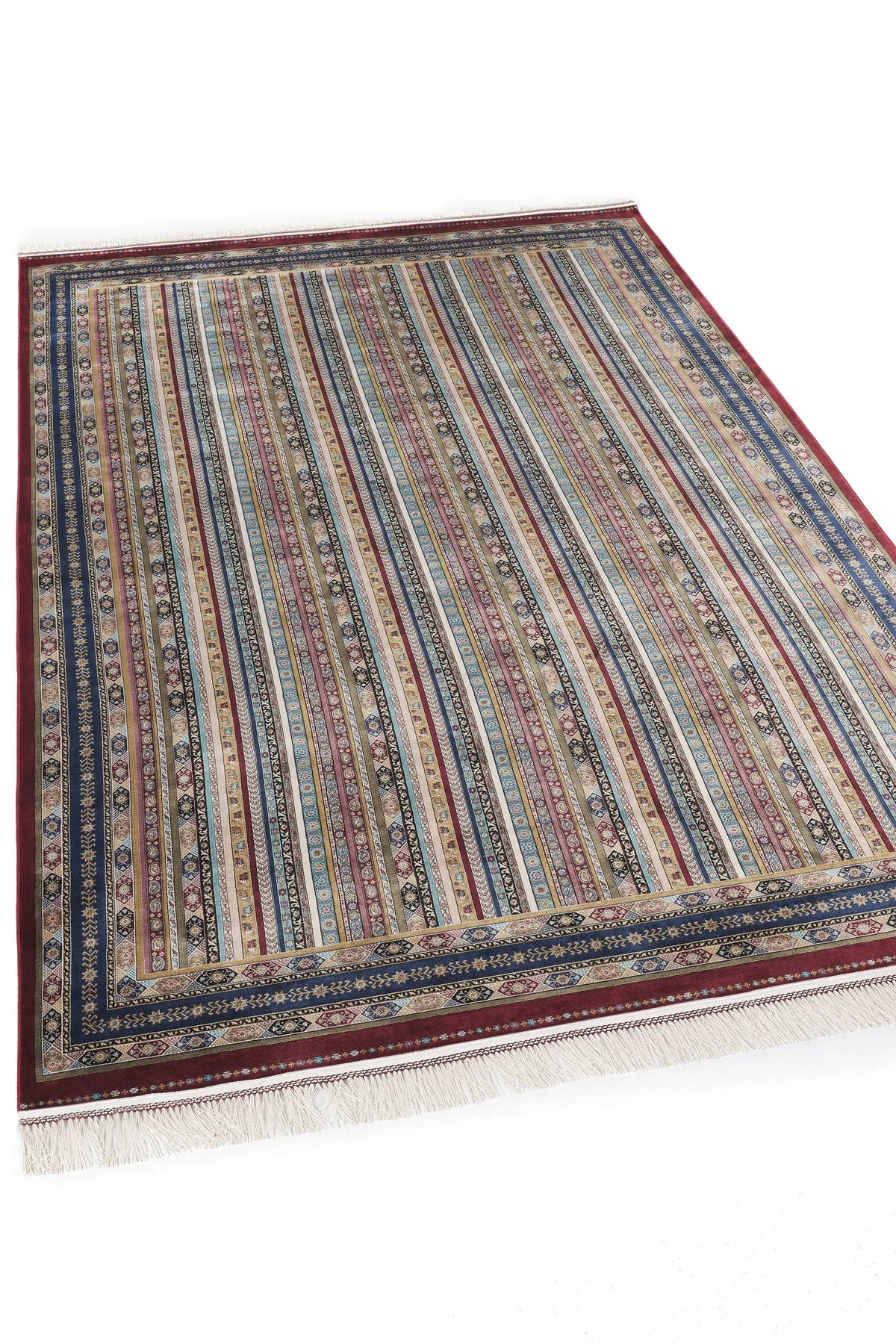 Bordo, mavi ve bej tonlarında çizgili desenli makine halısı, kenarlarında püskül detaylı