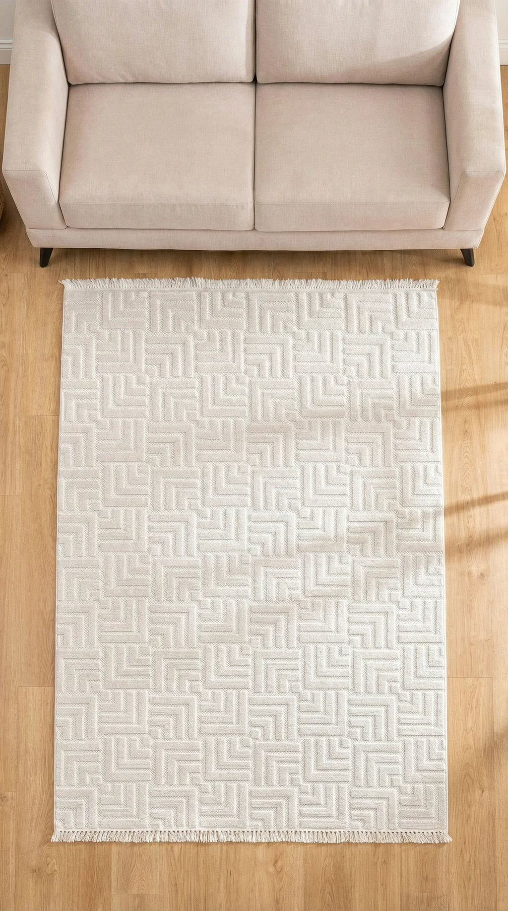 Bej modern koltuk üzerinde beyaz geometrik desenli salon halısı