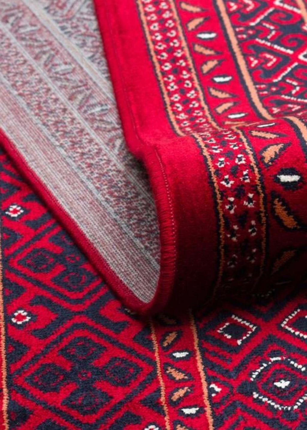 Kırmızı ve lacivert Afgan halısı detaylı dokuma ve geometrik desenlerle