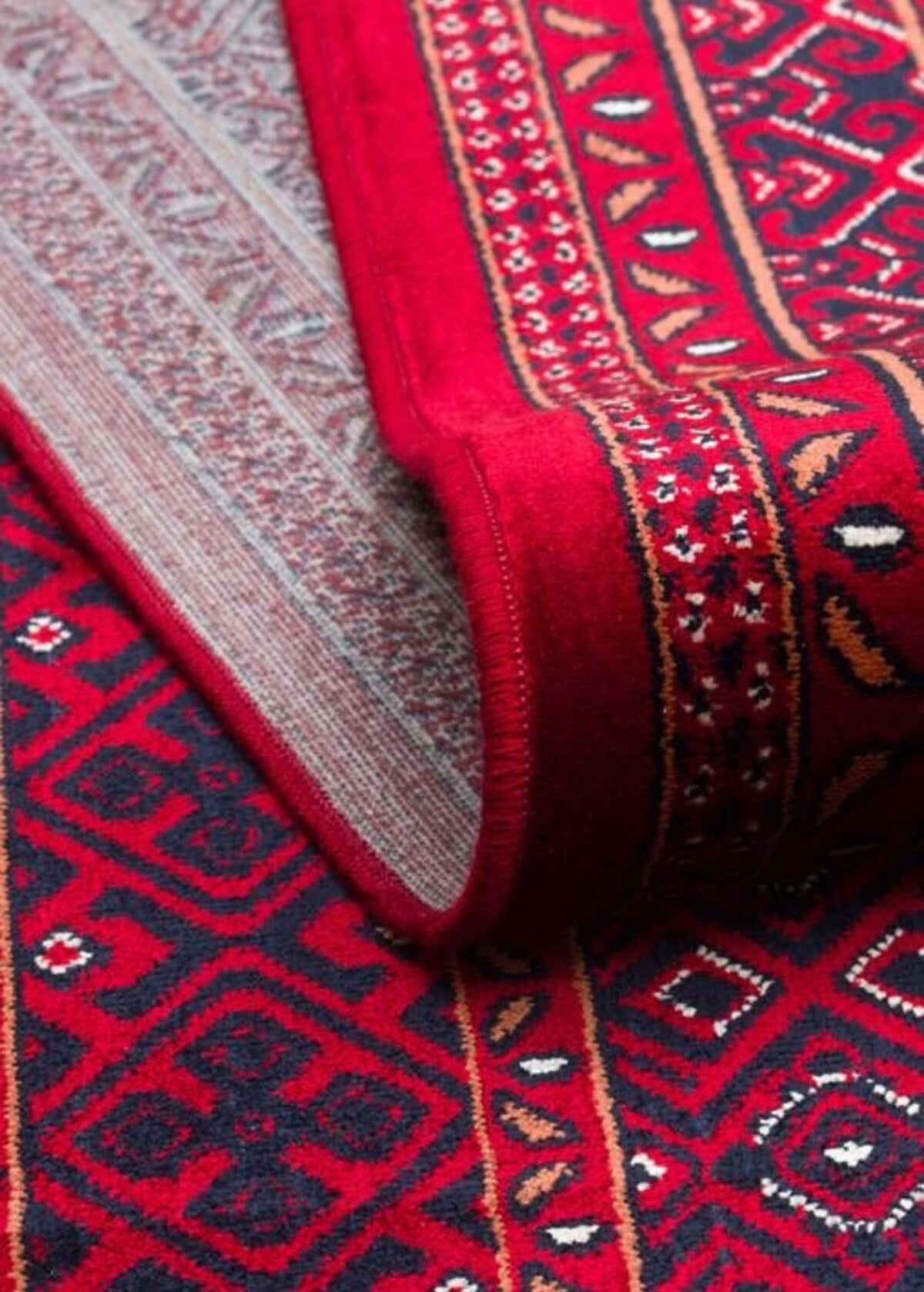 Kırmızı ve lacivert Afgan halısı detaylı dokuma ve geometrik desenlerle