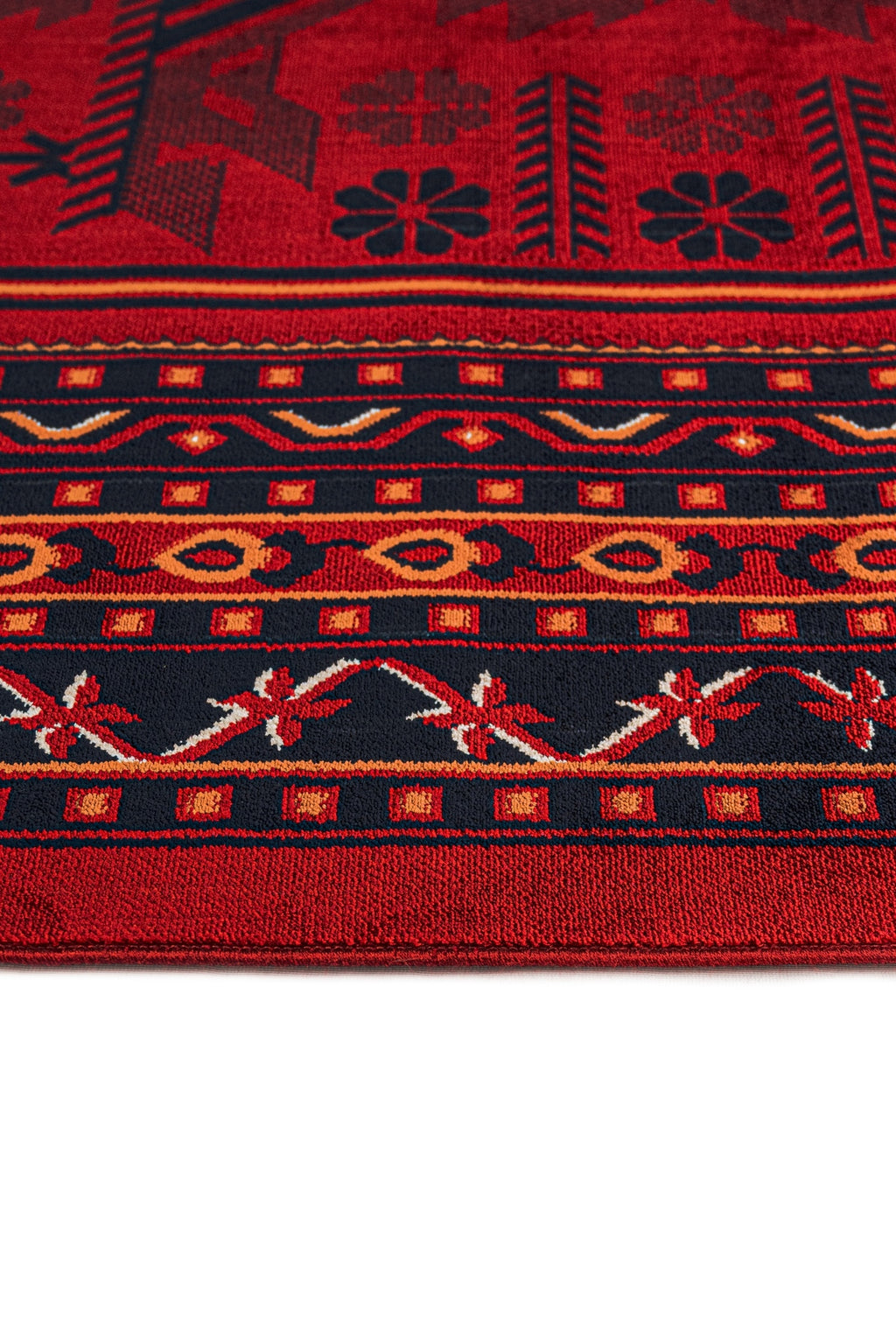 Kırmızı ve siyah renkli Afgan halısı, çiçek ve geometrik desenlerle süslü