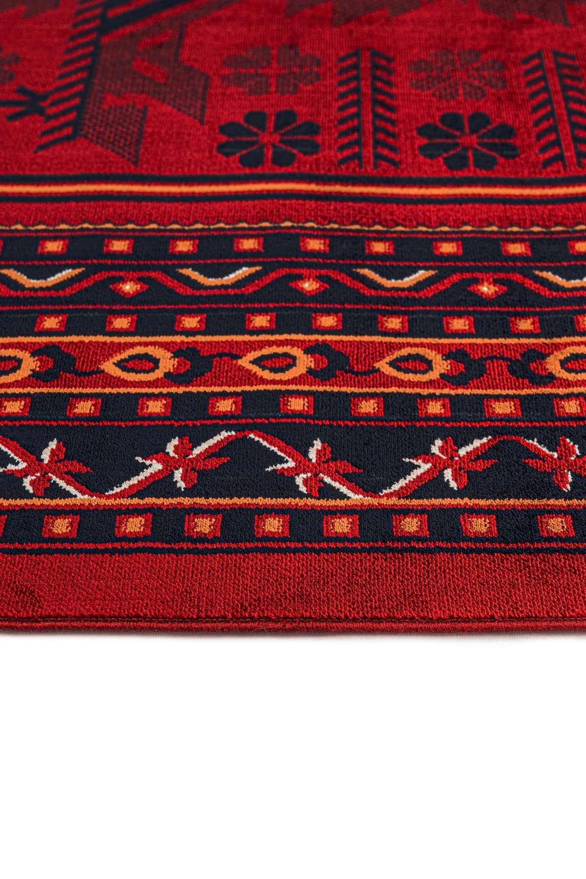 Kırmızı ve siyah renkli Afgan halısı, çiçek ve geometrik desenlerle süslü