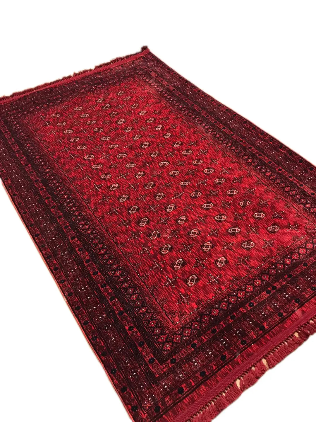 Bordo saten Afgan halısı, geleneksel desenler ve kenarda püsküller