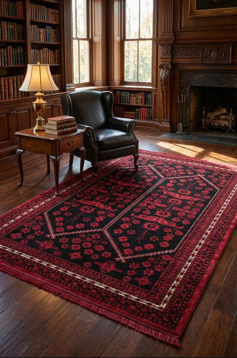 Klasik kitaplıkta deri koltuk ve yanında kitap yığınlı masa, kırmızı siyah Afgan halı