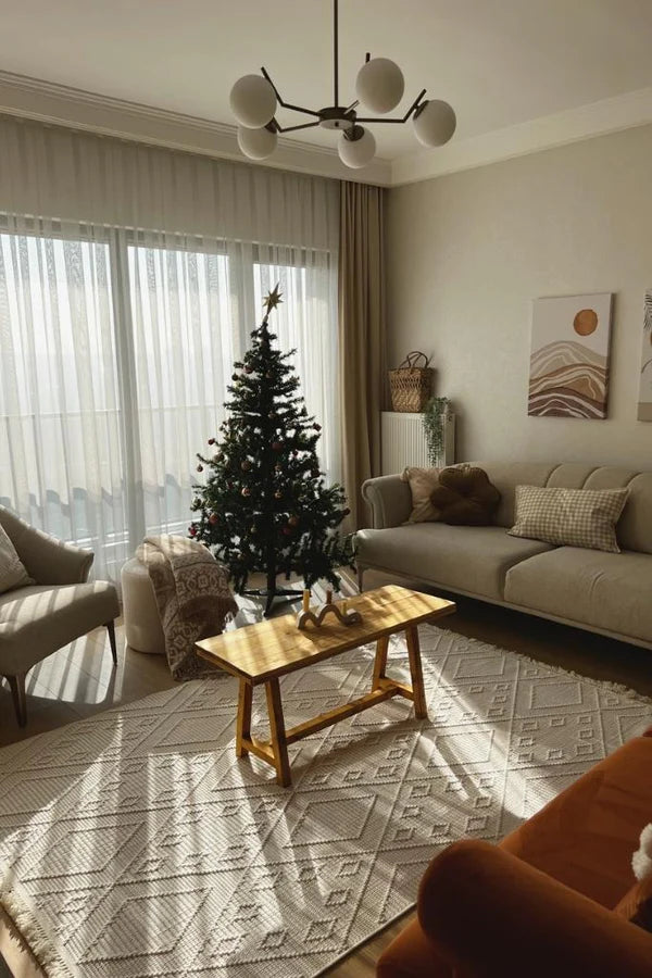 Krem desenli havana 8561 makine halısı üzerine yerleştirilmiş ahşap sehpa ve yılbaşı ağacı olan şık salon