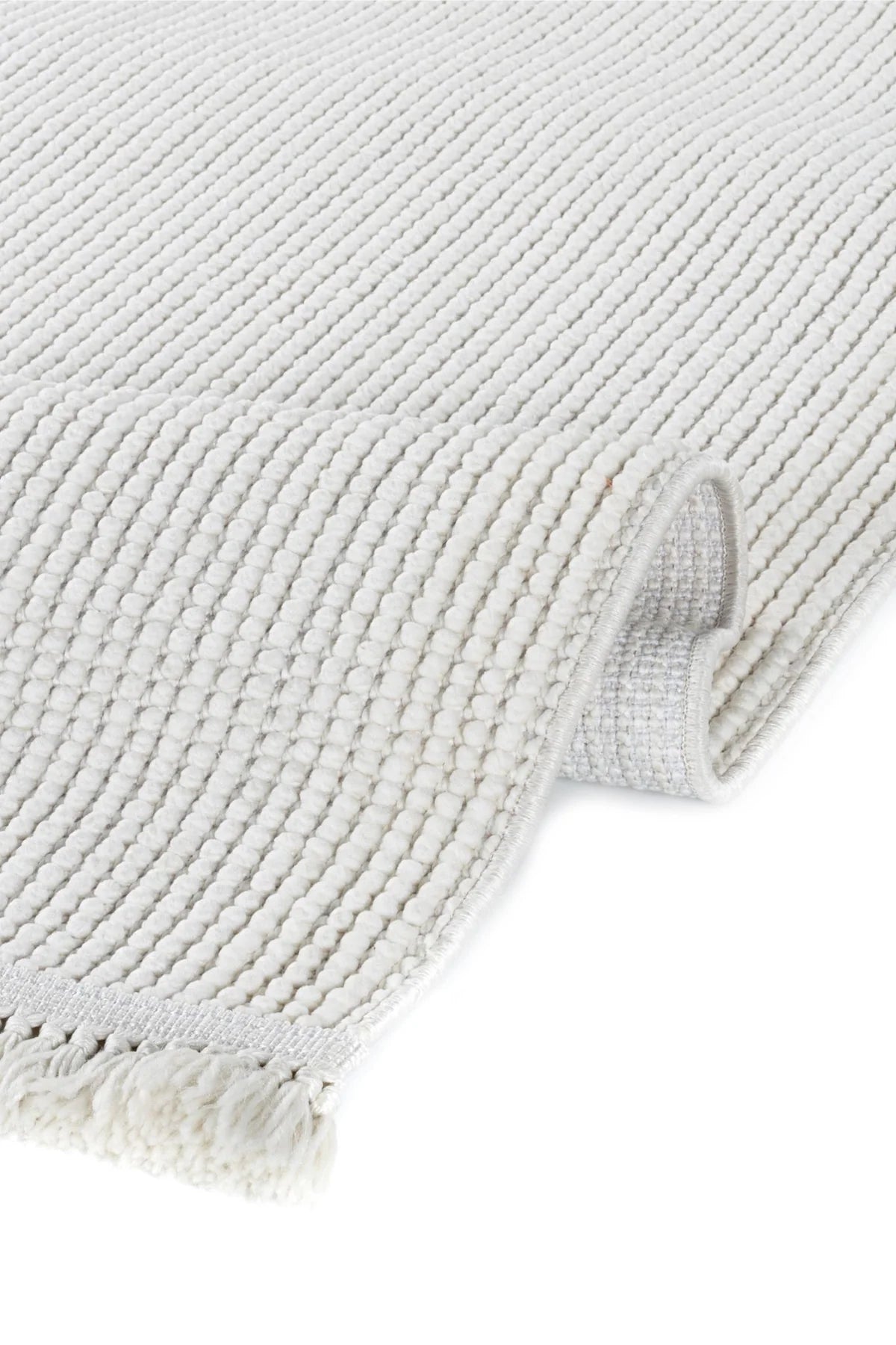 Ekru renk, örgü dokulu, püsküllü makine halısı detayı