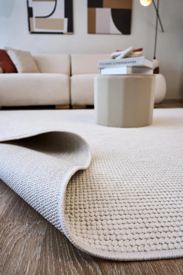 Ekru tüylü Havana makine halısı, modern oturma odasında dekoratif sehpa ve kanepenin önünde