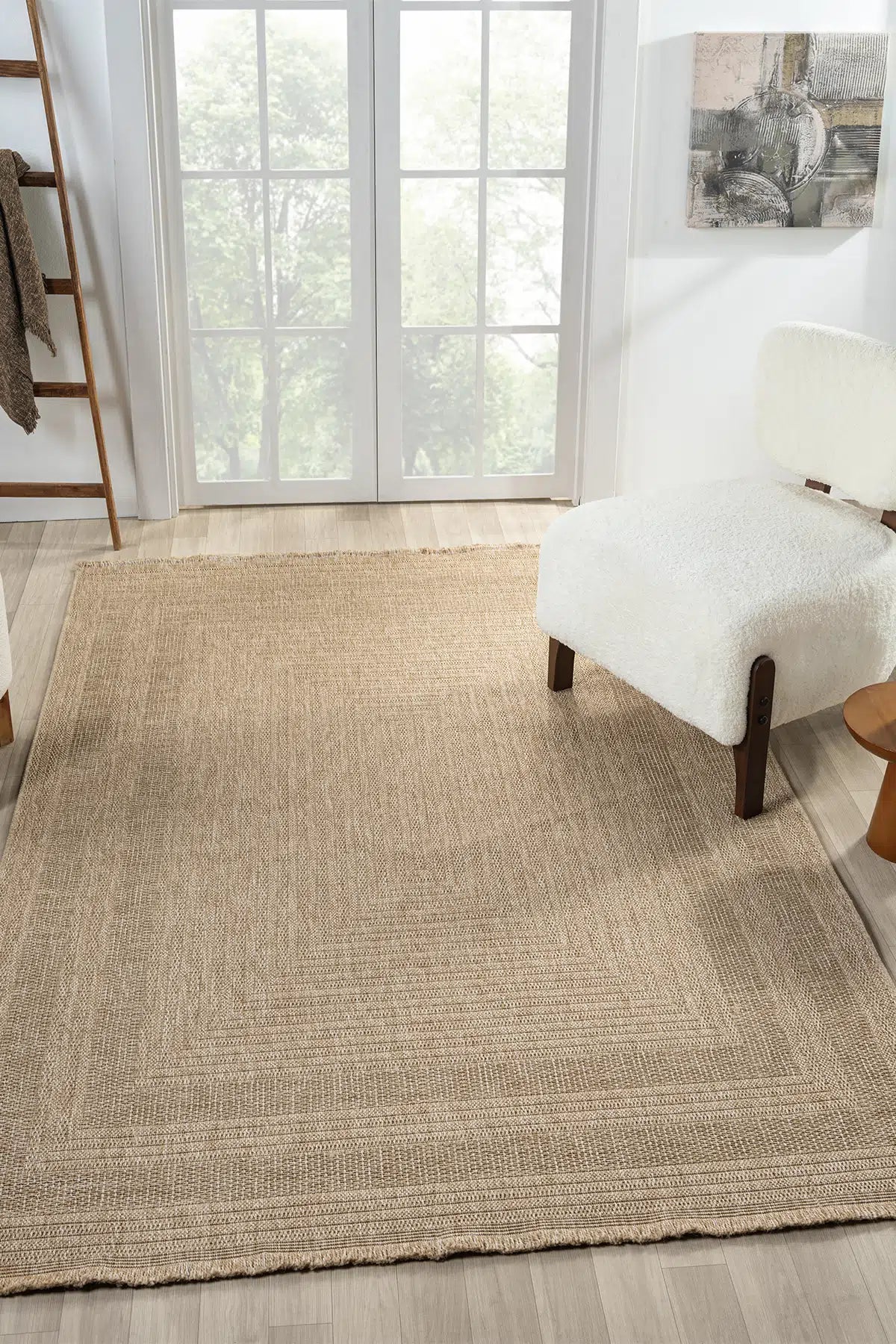 Doğal tonlarda dokulu bej halı, modern beyaz koltuk ve ışık alan geniş pencere ile şık oturma odası