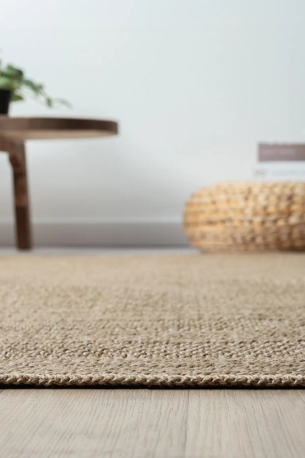 Zev Keten: Oval Kesim Jüt Görünümlü Halı - Mekanlara Akışkanlık Katın