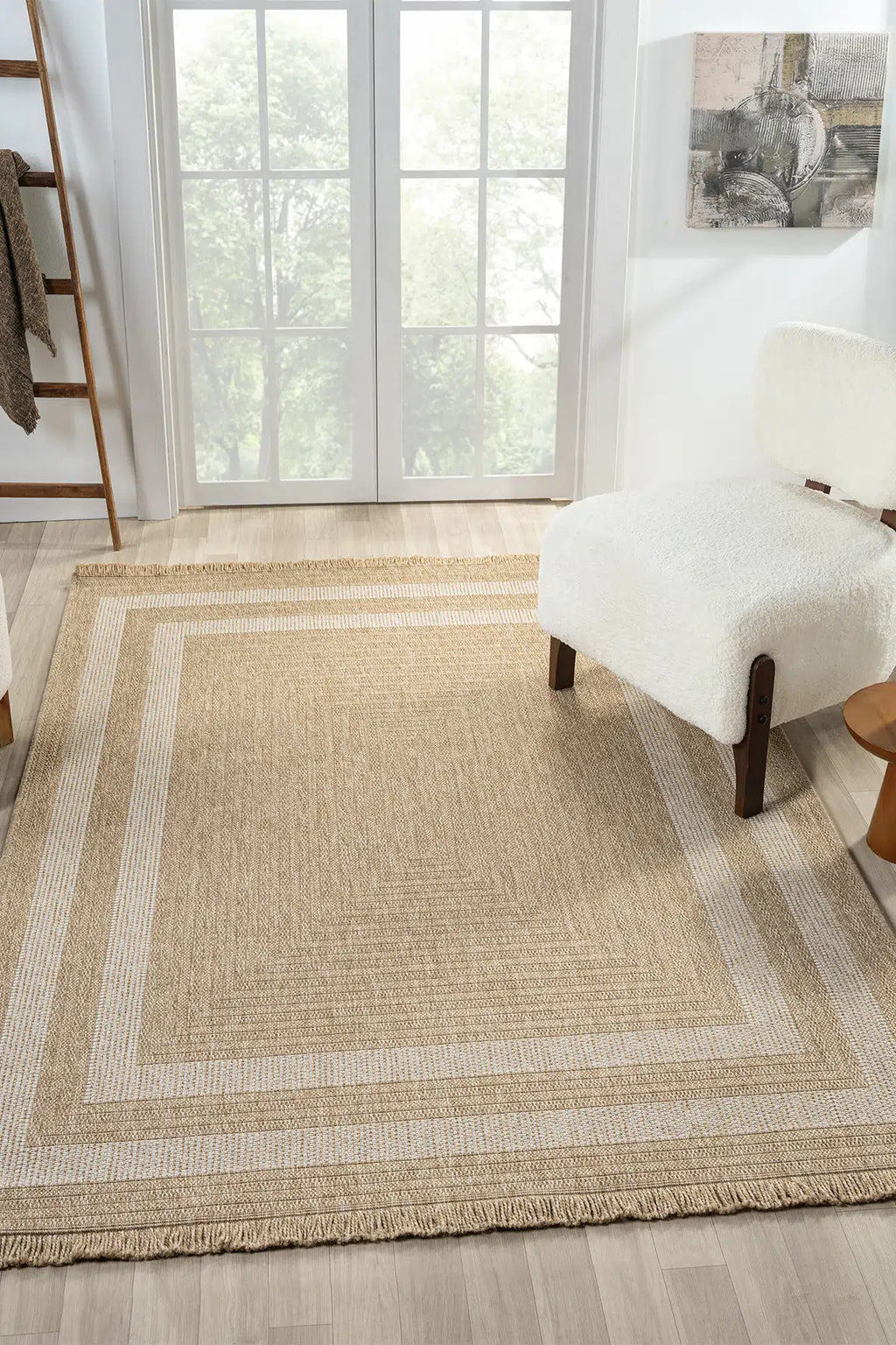 Bej ve beyaz renkli, geometrik desenli halı, beyaz peluş örtülü sandalye ve doğal ışık alan modern oda