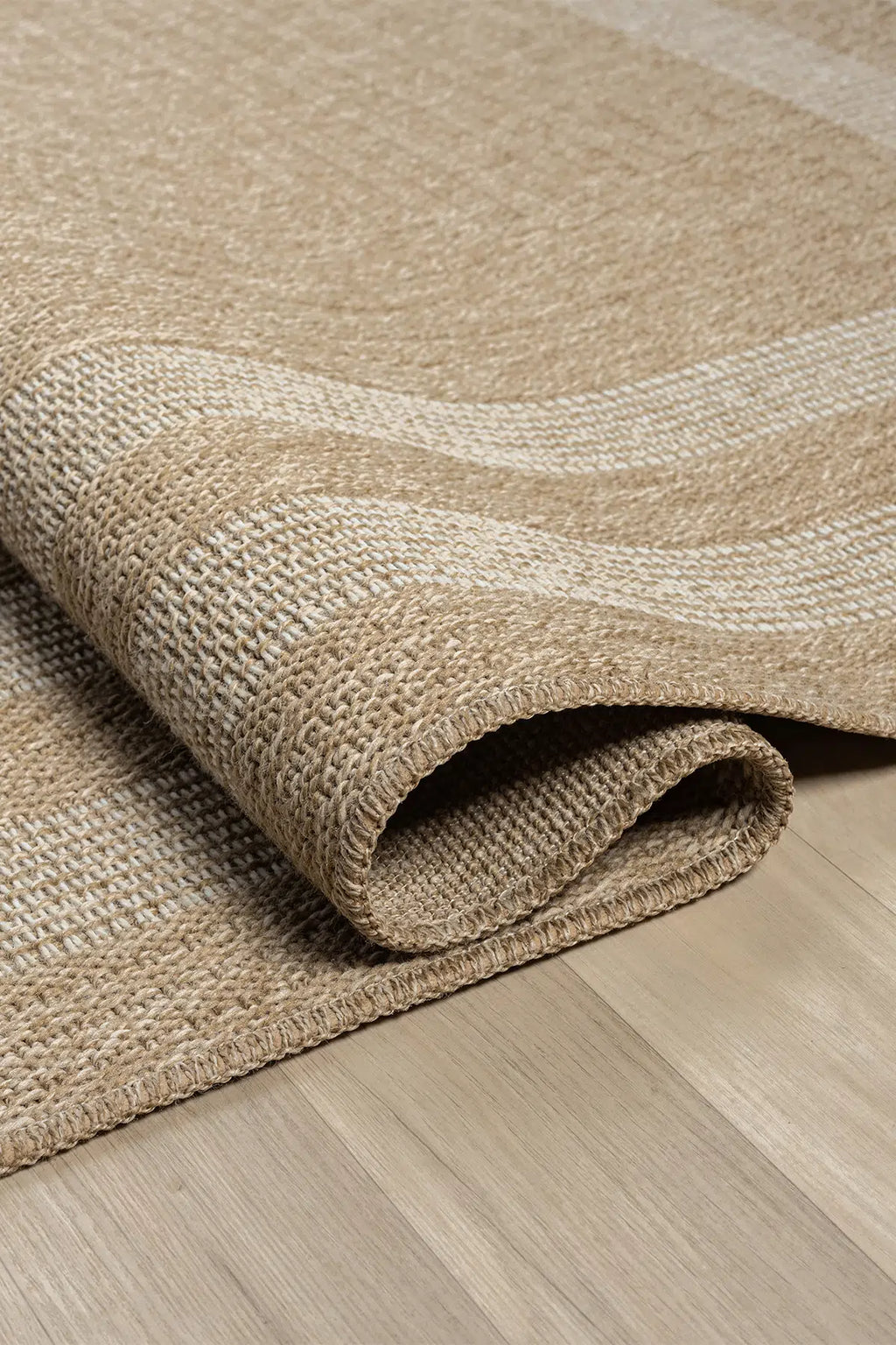 Doğal tonlarda bej beyaz çizgili dokuma halı, ahşap zemin üzerine serili