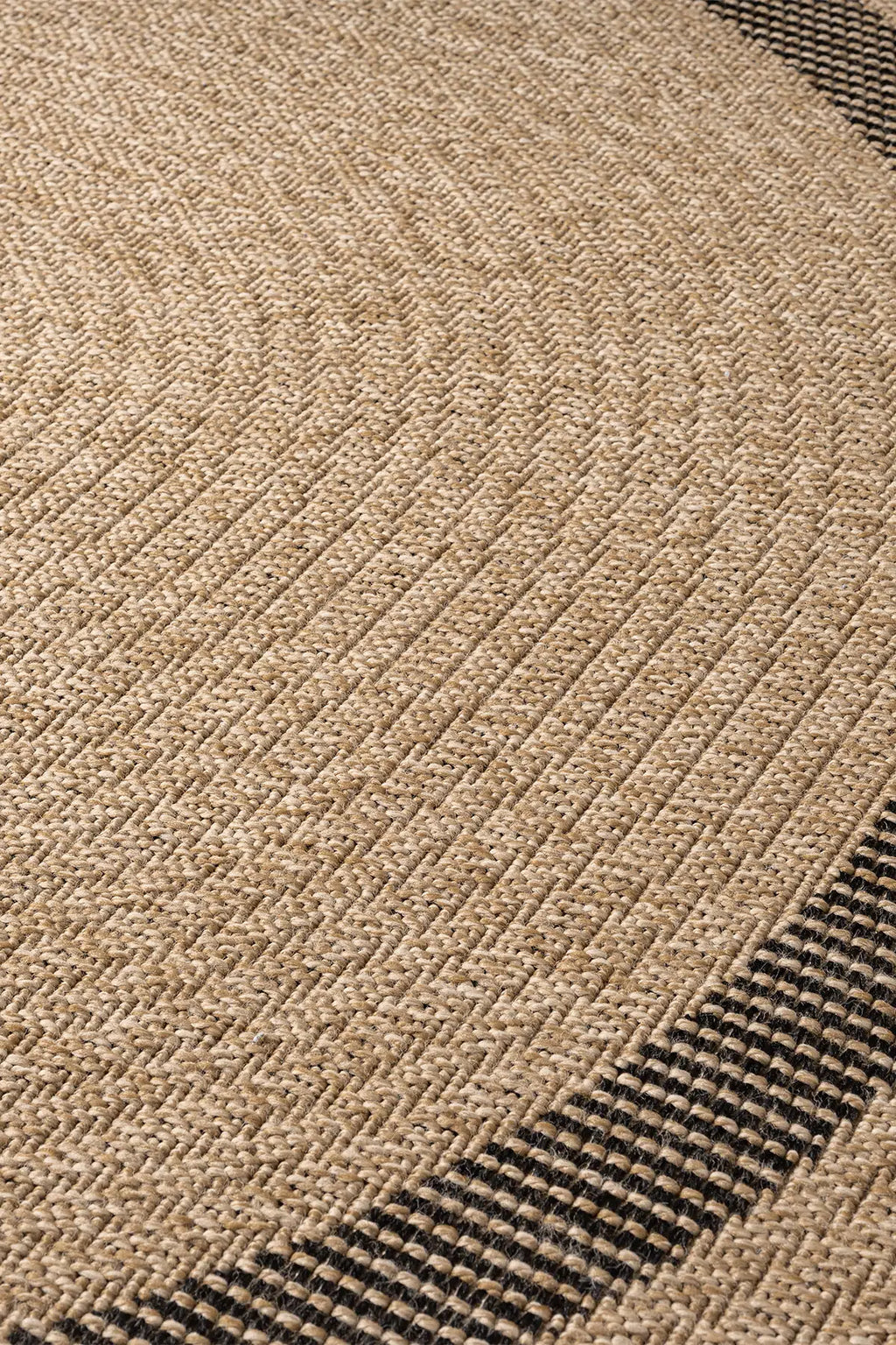 Zev Keten: Yuvarlak Yemek Masası Altına Kusursuz Uyum Sağlayan Halı