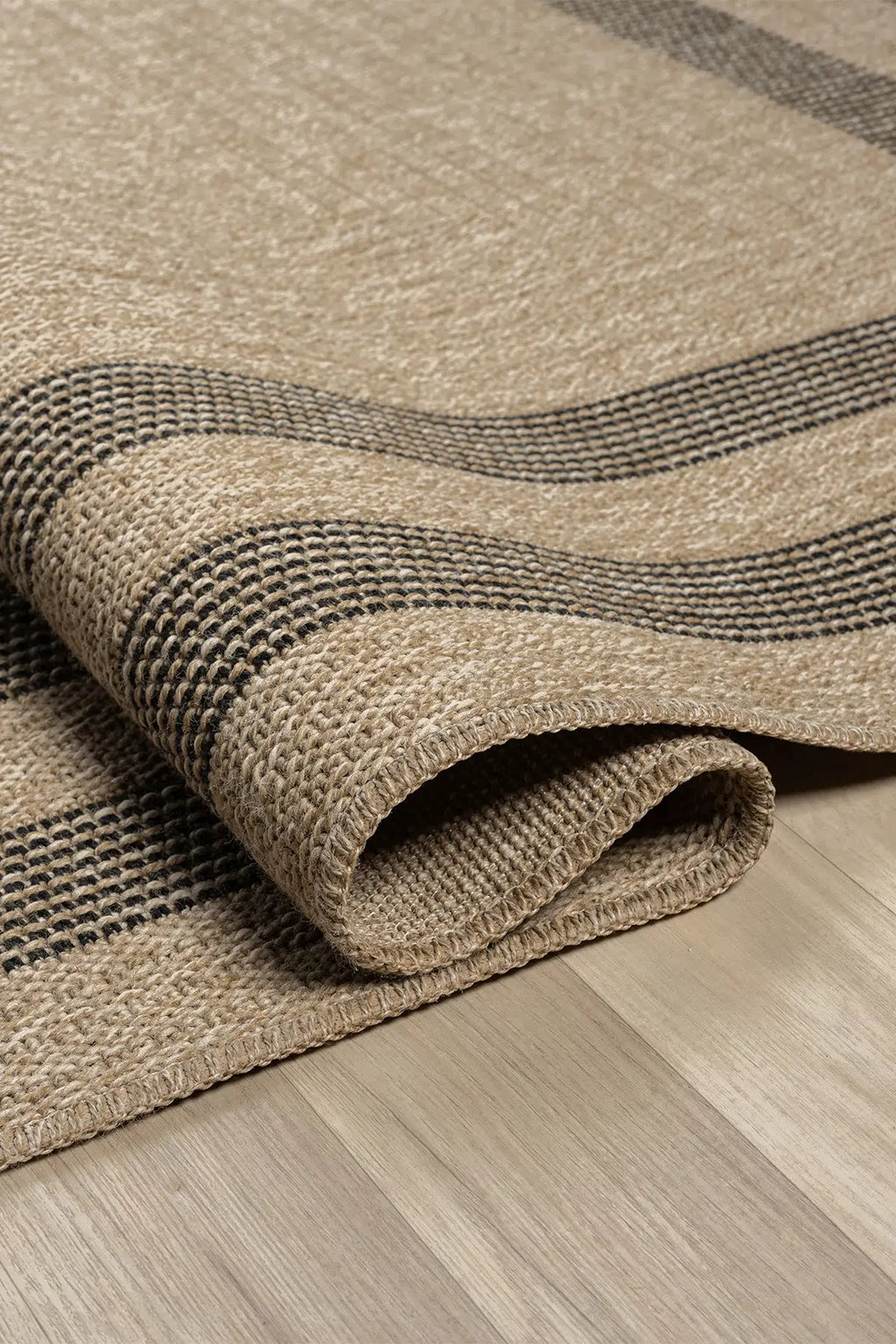 Zev Keten: Yuvarlak Yemek Masası Altına Kusursuz Uyum Sağlayan Halı