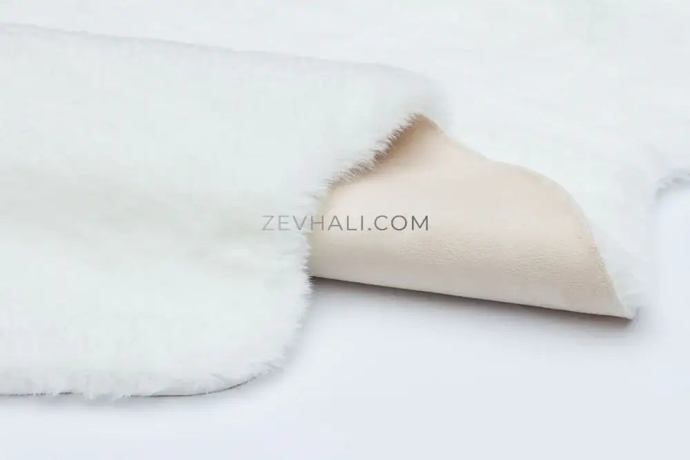 Zev Halı Alade Beyaz Suni Tavşan Tüyü Kaymaz Taban Yıkanabilir Peluş Post Halı AL04